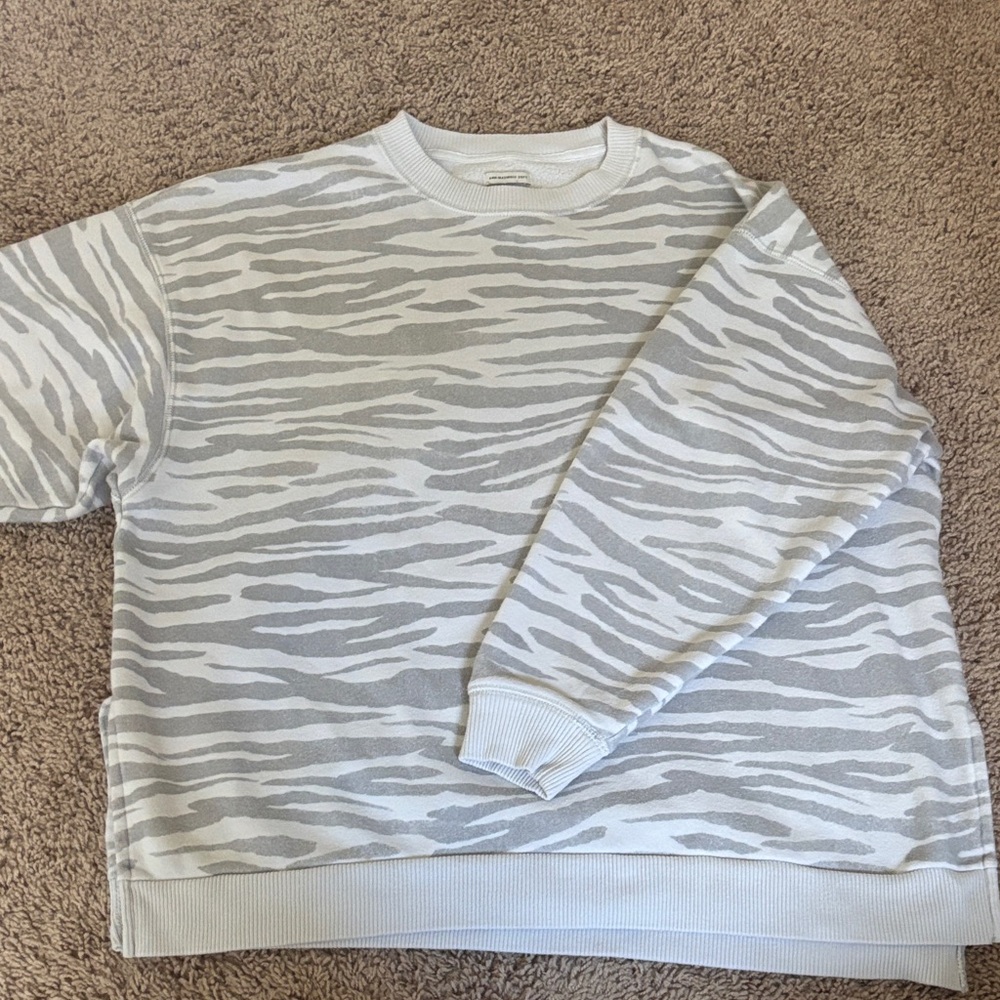 Women’s American Eagle Zebra Print Crewneck size Xs
